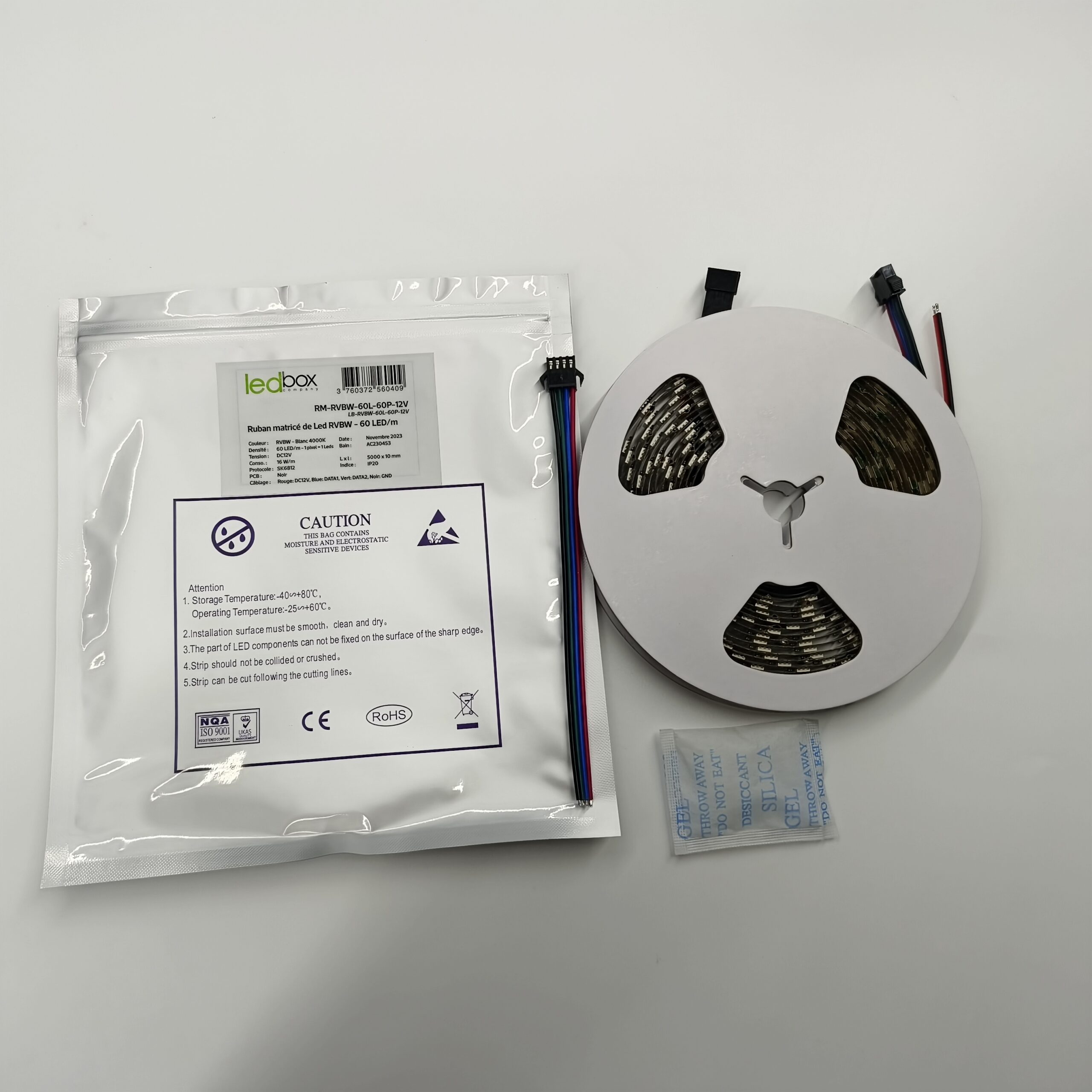 Ruban RM-RVBW-60L-60P-12V avec sa pochette