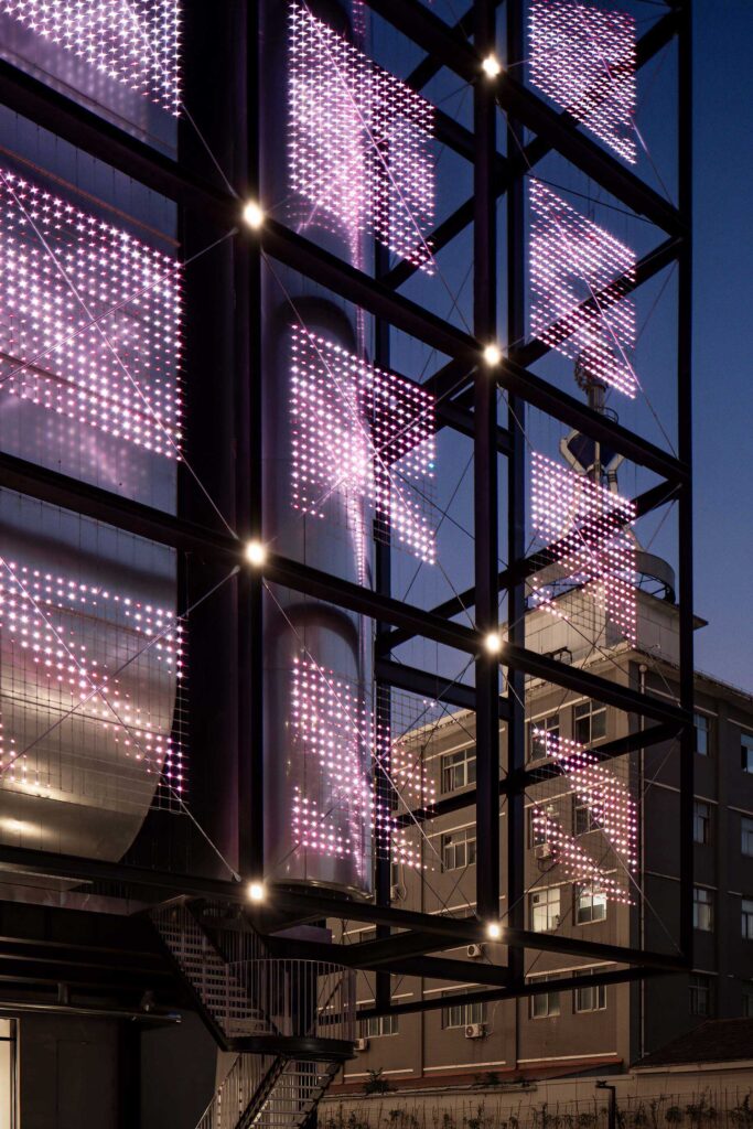 SPARK 761 – Beijing Digital Economy Computing Power Center, illustrant la transformation nocturne du bâtiment grâce à un système d’éclairage dynamique et à des écrans LED intégrés à l’architecture.