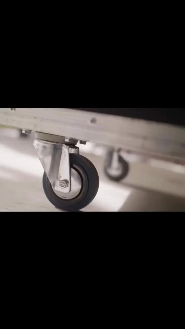 💡 Astera QuikSpot

Compact, puissant et ultra polyvalent, le QuikSpot d’Astera redéfinit l’éclairage événementiel et scénique.
Grâce à son Titan LED Engine RGBMA, il délivre des couleurs riches et des blancs précis, tout en offrant un zoom Fresnel de 13° à 60° pour passer facilement d’un faisceau serré à un éclairage large.

🔹 100 % sans fil avec batterie intégrée
🔹 Contrôle via DMX, CRMX ou AsteraApp
🔹 Jusqu’à 4,5 h d’autonomie à pleine puissance
🔹 IP65 – intérieur & extérieur
🔹 Installation rapide et grande flexibilité

Parfait pour événements corporate, plateaux TV, scénographie ou architecture lumière, le QuikSpot combine performance et simplicité d’utilisation.

✨ Disponible dans le parc location LEDBOX.

#Astera #QuikSpot #LightingDesign #EventLighting #StageLighting