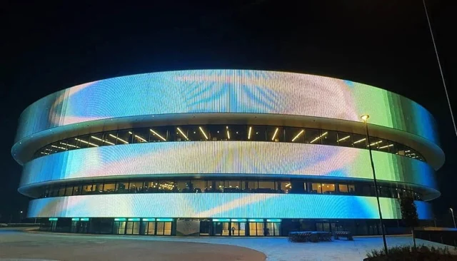 Arena Santa Giulia — Media Façade monumentale
📍 Milan, Italie
By Arena Milano / Santa Giulia District
🎥 Maîtrise d’ouvrage : CTS Eventim
🧠 Architecture : David Chipperfield Architects & Arup
💡 Conception lumière : Arup & DCA
🔩 Fabrication LED : Griven
🏗️ Implémentation : Consorzio Eteria
— Learn more —
www.ledbox.fr/blog/