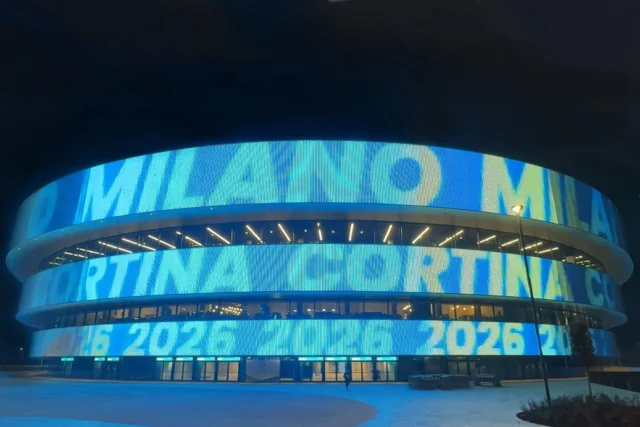 Arena Santa Giulia — Media Façade monumentale
📍 Milan, Italie
By Arena Milano / Santa Giulia District
🎥 Maîtrise d’ouvrage : CTS Eventim
🧠 Architecture : David Chipperfield Architects & Arup
💡 Conception lumière : Arup & DCA
🔩 Fabrication LED : Griven
🏗️ Implémentation : Consorzio Eteria
— Learn more —
www.ledbox.fr/blog/