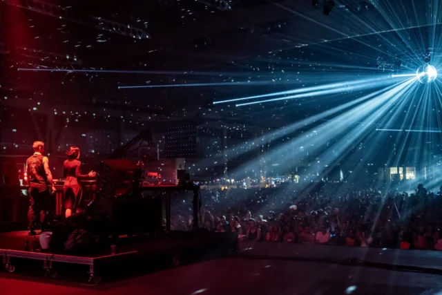 📍 Barcelone
🎧 Sónar 2025
✨ Une scénographie immersive où musique, sources LED et contenus visuels fusionnent pour créer une expérience sensorielle totale.
Entre écrans géants, effets lumineux synchronisés et performances live, chaque scène devient un espace dynamique pensé pour captiver le public et la caméra.
———————
🔗 Lire l’article : https://ledbox.fr/concerts-spectacles-vivants/sonar-2025/
———————
#LEDStage #Sónar2025 #ImmersiveShow #EventTech #LightingDesign