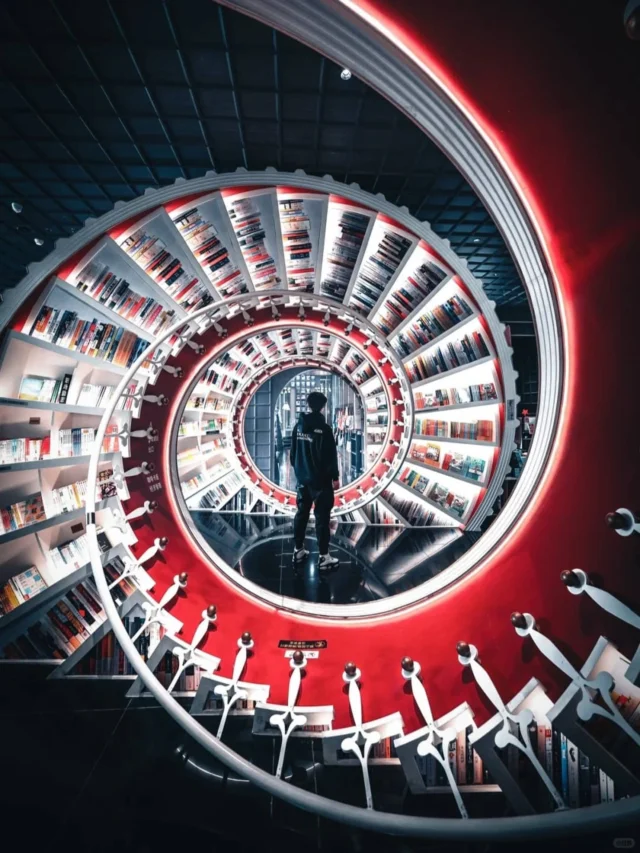 📍 Shenzhen
📚 Yuxin Bookstore

✨ Une architecture immersive où lumière LED, miroirs et formes infinies redéfinissent totalement l’expérience du retail.

Entre illusions visuelles, perspectives sans fin et intégration subtile des sources LED, l’espace devient une véritable œuvre sensorielle.
Chaque zone est pensée comme un parcours, où la lumière guide, structure et transforme la perception du lieu.
——————
🔗 Lire l’article : https://ledbox.fr/evenement/yuxin-bookstore/
——————
#RetailDesign #LightingDesign #LEDArchitecture #ImmersiveExperience #DesignInnovation