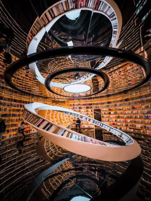 📍 Shenzhen
📚 Yuxin Bookstore

✨ Une architecture immersive où lumière LED, miroirs et formes infinies redéfinissent totalement l’expérience du retail.

Entre illusions visuelles, perspectives sans fin et intégration subtile des sources LED, l’espace devient une véritable œuvre sensorielle.
Chaque zone est pensée comme un parcours, où la lumière guide, structure et transforme la perception du lieu.
——————
🔗 Lire l’article : https://ledbox.fr/evenement/yuxin-bookstore/
——————
#RetailDesign #LightingDesign #LEDArchitecture #ImmersiveExperience #DesignInnovation