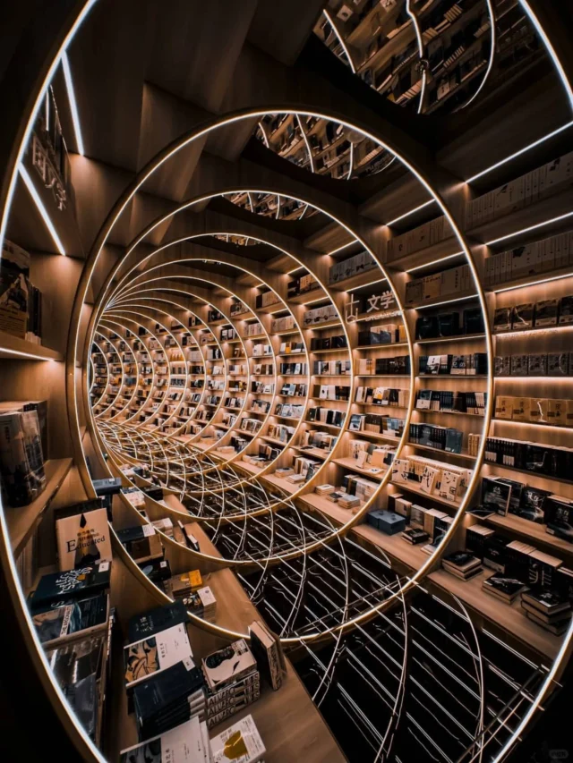 📍 Shenzhen
📚 Yuxin Bookstore

✨ Une architecture immersive où lumière LED, miroirs et formes infinies redéfinissent totalement l’expérience du retail.

Entre illusions visuelles, perspectives sans fin et intégration subtile des sources LED, l’espace devient une véritable œuvre sensorielle.
Chaque zone est pensée comme un parcours, où la lumière guide, structure et transforme la perception du lieu.
——————
🔗 Lire l’article : https://ledbox.fr/evenement/yuxin-bookstore/
——————
#RetailDesign #LightingDesign #LEDArchitecture #ImmersiveExperience #DesignInnovation