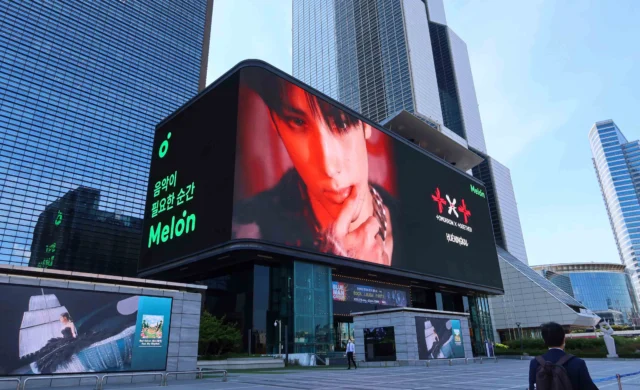📍 Séoul
🏙️ COEX K-POP Square
✨ Une facade LED anamorphique où technologie, perspective et illusion 3D transforment un bâtiment entier en œuvre visuelle urbaine.
Entre vagues géantes qui semblent surgir du béton, effets de profondeur bluffants et synchronisation pixel perfect, l’architecture devient un support narratif vivant.
Chaque contenu est pensé pour tromper l’œil, où la lumière LED ne diffuse plus — elle crée une réalité parallèle au cœur de la ville.
————————
🔗 Lire l’article : https://ledbox.fr/ecrans-led/coex-k-pop-square/
————————
#MediaFacade #LEDDesign #Anamorphique #ArchitectureUrbaine #immersiveexperience