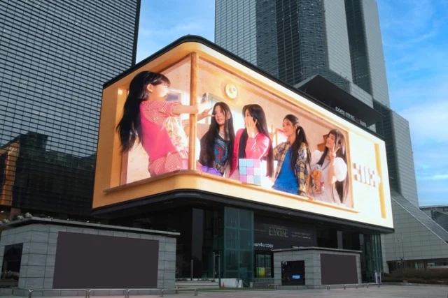 📍 Séoul
🏙️ COEX K-POP Square
✨ Une facade LED anamorphique où technologie, perspective et illusion 3D transforment un bâtiment entier en œuvre visuelle urbaine.
Entre vagues géantes qui semblent surgir du béton, effets de profondeur bluffants et synchronisation pixel perfect, l’architecture devient un support narratif vivant.
Chaque contenu est pensé pour tromper l’œil, où la lumière LED ne diffuse plus — elle crée une réalité parallèle au cœur de la ville.

🔗 Lire l’article : https://ledbox.fr/ecrans-led/coex-k-pop-square/

#MediaFacade #LEDDesign #Anamorphique #ArchitectureUrbaine #ImmersiveExperience