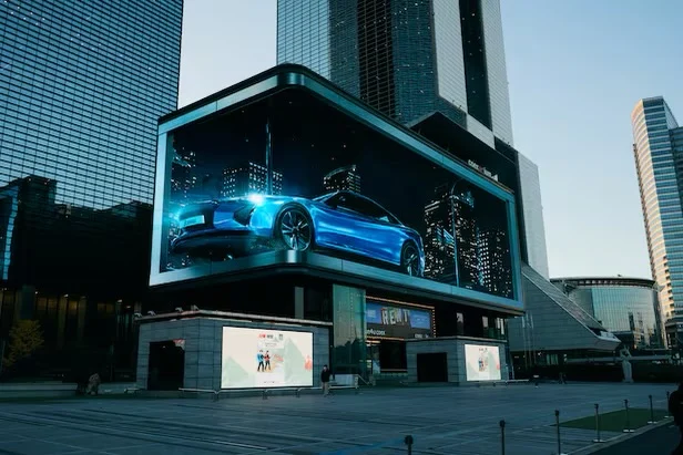 📍 Séoul
🏙️ COEX K-POP Square
✨ Une facade LED anamorphique où technologie, perspective et illusion 3D transforment un bâtiment entier en œuvre visuelle urbaine.
Entre vagues géantes qui semblent surgir du béton, effets de profondeur bluffants et synchronisation pixel perfect, l’architecture devient un support narratif vivant.
Chaque contenu est pensé pour tromper l’œil, où la lumière LED ne diffuse plus — elle crée une réalité parallèle au cœur de la ville.

🔗 Lire l’article : https://ledbox.fr/ecrans-led/coex-k-pop-square/

#MediaFacade #LEDDesign #Anamorphique #ArchitectureUrbaine #ImmersiveExperience