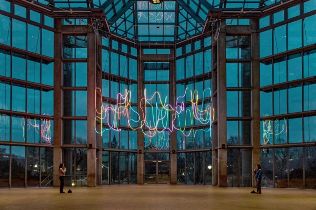 ✨ Spaghetti Chorus

📍 Ottawa

🎙️ Et si une conversation pouvait devenir lumière ?

✨ Avec Spaghetti Chorus, chaque mot prononcé se transforme en un signal lumineux qui voyage à travers 140 mètres de tubes LED suspendus. Une installation immersive où la technologie ne se contente plus d’éclairer l’espace : elle matérialise la communication humaine.

💡 Pensée comme une œuvre sensorielle et interactive, cette sculpture lumineuse réagit aux voix des visiteurs en transformant le son en mouvement, révélant la LED sous un angle inattendu : celui d’un véritable médium artistique.

────────────
🔗 En savoir plus :
https://ledbox.fr/blog/
────────────

#LEDArt #InteractiveInstallation #LightingDesign #LEDDesign #ImmersiveLighting