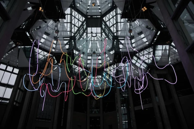 ✨ Spaghetti Chorus

📍 Ottawa

🎙️ Et si une conversation pouvait devenir lumière ?

✨ Avec Spaghetti Chorus, chaque mot prononcé se transforme en un signal lumineux qui voyage à travers 140 mètres de tubes LED suspendus. Une installation immersive où la technologie ne se contente plus d’éclairer l’espace : elle matérialise la communication humaine.

💡 Pensée comme une œuvre sensorielle et interactive, cette sculpture lumineuse réagit aux voix des visiteurs en transformant le son en mouvement, révélant la LED sous un angle inattendu : celui d’un véritable médium artistique.

────────────
🔗 En savoir plus :
https://ledbox.fr/blog/
────────────

#LEDArt #InteractiveInstallation #LightingDesign #LEDDesign #ImmersiveLighting