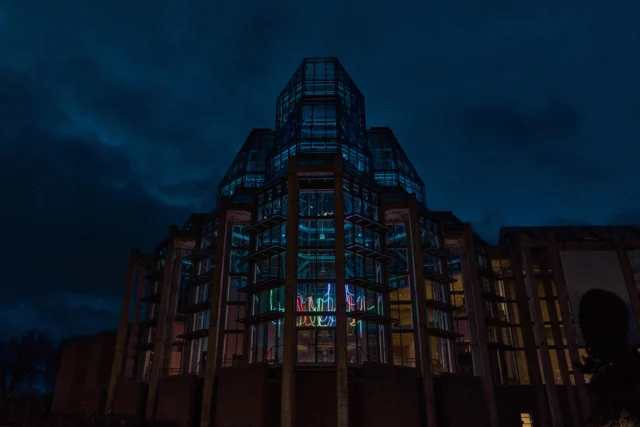 ✨ Spaghetti Chorus

📍 Ottawa

🎙️ Et si une conversation pouvait devenir lumière ?

✨ Avec Spaghetti Chorus, chaque mot prononcé se transforme en un signal lumineux qui voyage à travers 140 mètres de tubes LED suspendus. Une installation immersive où la technologie ne se contente plus d’éclairer l’espace : elle matérialise la communication humaine.

💡 Pensée comme une œuvre sensorielle et interactive, cette sculpture lumineuse réagit aux voix des visiteurs en transformant le son en mouvement, révélant la LED sous un angle inattendu : celui d’un véritable médium artistique.

────────────
🔗 En savoir plus :
https://ledbox.fr/blog/
────────────

#LEDArt #InteractiveInstallation #LightingDesign #LEDDesign #ImmersiveLighting