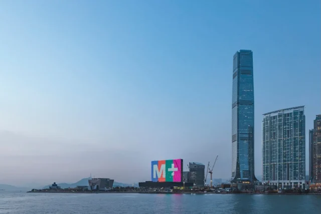 📍 Hong Kong

🎨 Véritable icône de l’art contemporain, le M+ Museum transforme sa façade en un immense support d’expression numérique. Chaque soir, des œuvres monumentales prennent vie sur l’une des plus grandes façades LED dédiées à l’art, fusionnant architecture, technologie et création visuelle.

💡 Derrière cette expérience immersive se cache une intégration LED de haute précision : des millions de pixels pilotés individuellement offrent une qualité d’image exceptionnelle à l’échelle du bâtiment, faisant de cette media façade une référence mondiale en matière d’éclairage architectural.

🔗 En savoir plus
https://ledbox.fr/blog/

────────────

#MediaFacade #ArchitecturalLighting #LEDLighting #LightingDesign #DigitalArt