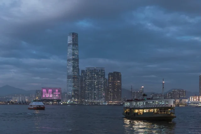 📍 Hong Kong

🎨 Véritable icône de l’art contemporain, le M+ Museum transforme sa façade en un immense support d’expression numérique. Chaque soir, des œuvres monumentales prennent vie sur l’une des plus grandes façades LED dédiées à l’art, fusionnant architecture, technologie et création visuelle.

💡 Derrière cette expérience immersive se cache une intégration LED de haute précision : des millions de pixels pilotés individuellement offrent une qualité d’image exceptionnelle à l’échelle du bâtiment, faisant de cette media façade une référence mondiale en matière d’éclairage architectural.

🔗 En savoir plus
https://ledbox.fr/blog/

────────────

#MediaFacade #ArchitecturalLighting #LEDLighting #LightingDesign #DigitalArt