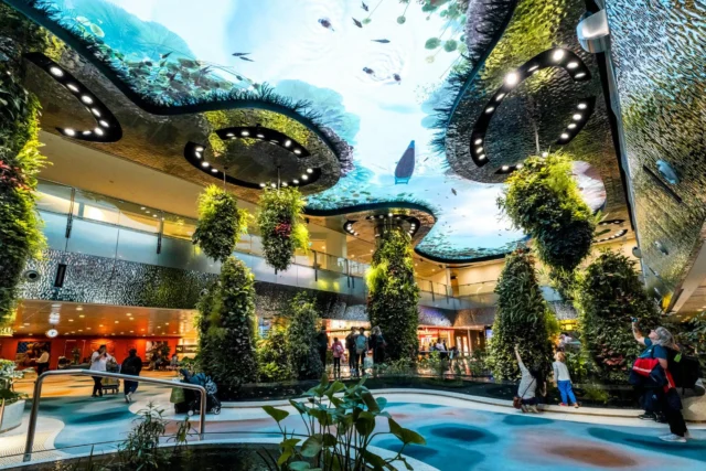 ✨ Jewel Changi Airport

📍 Singapour

🌿 Bien plus qu’un aéroport, Jewel Changi réinvente l’expérience des voyageurs en associant architecture, nature et scénographie lumineuse. La lumière accompagne chaque espace pour créer un parcours immersif autour du célèbre Rain Vortex, la plus haute cascade intérieure du monde.

💡 Une démonstration de la façon dont les technologies d’éclairage et les médias architecturaux peuvent transformer un lieu de passage en une destination iconique.

──────────────
🔗 En savoir plus
https://ledbox.fr/lieux-publics/jewel-changi-airport/
──────────────

#LightingDesign #ArchitecturalLighting #UrbanLighting #MediaFacade #Singapore