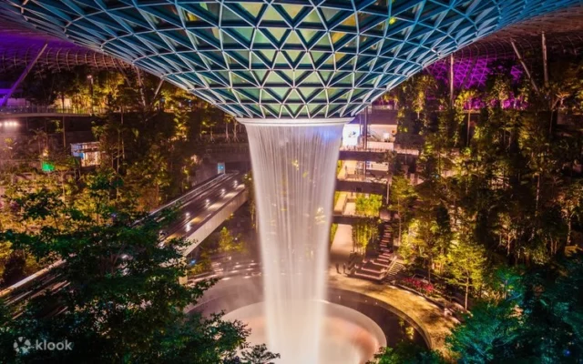 ✨ Jewel Changi Airport

📍 Singapour

🌿 Bien plus qu’un aéroport, Jewel Changi réinvente l’expérience des voyageurs en associant architecture, nature et scénographie lumineuse. La lumière accompagne chaque espace pour créer un parcours immersif autour du célèbre Rain Vortex, la plus haute cascade intérieure du monde.

💡 Une démonstration de la façon dont les technologies d’éclairage et les médias architecturaux peuvent transformer un lieu de passage en une destination iconique.

──────────────
🔗 En savoir plus
https://ledbox.fr/lieux-publics/jewel-changi-airport/
──────────────

#LightingDesign #ArchitecturalLighting #UrbanLighting #MediaFacade #Singapore