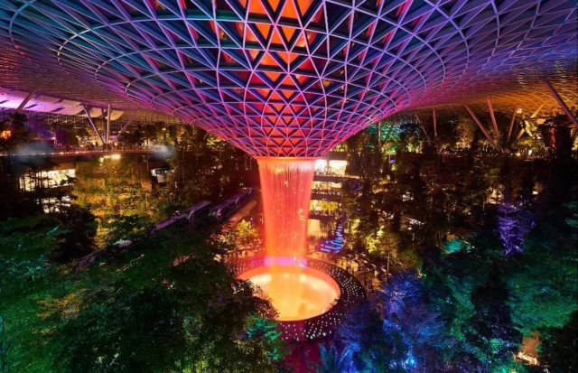 ✨ Jewel Changi Airport

📍 Singapour

🌿 Bien plus qu’un aéroport, Jewel Changi réinvente l’expérience des voyageurs en associant architecture, nature et scénographie lumineuse. La lumière accompagne chaque espace pour créer un parcours immersif autour du célèbre Rain Vortex, la plus haute cascade intérieure du monde.

💡 Une démonstration de la façon dont les technologies d’éclairage et les médias architecturaux peuvent transformer un lieu de passage en une destination iconique.

──────────────
🔗 En savoir plus
https://ledbox.fr/lieux-publics/jewel-changi-airport/
──────────────

#LightingDesign #ArchitecturalLighting #UrbanLighting #MediaFacade #Singapore